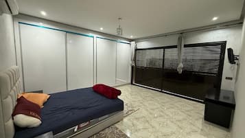 3 bedrooms, iron/ironing board, internet, bed sheets