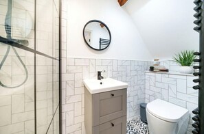 Shower, hair dryer, towels, soap - Converted School Cottage in Bromley (Bromley)