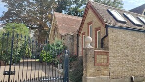 Exterior - Converted School Cottage in Bromley (Bromley)
