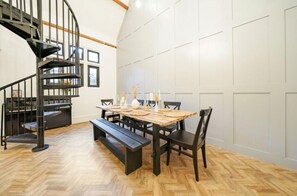 Dining - Converted School Cottage in Bromley (Bromley)