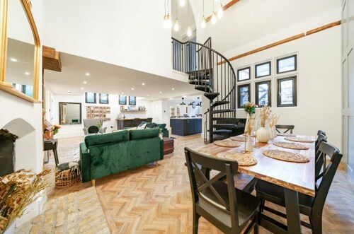 Converted School Cottage in Bromley