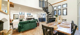 Converted School Cottage in Bromley