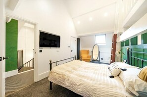 2 bedrooms, iron/ironing board, internet, bed sheets - Converted School Cottage in Bromley (Bromley)