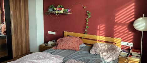 1 bedroom, iron/ironing board, internet, bed sheets