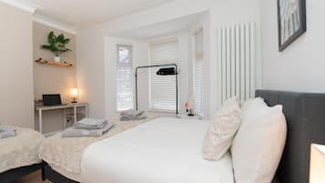 4 bedrooms, iron/ironing board, bed sheets