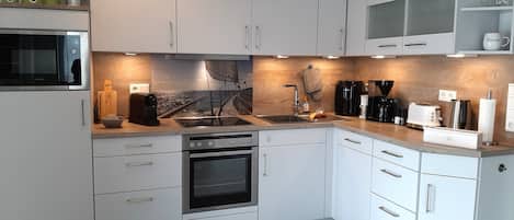 Kühlschrank, Mikrowelle, Ofen, Herdplatte