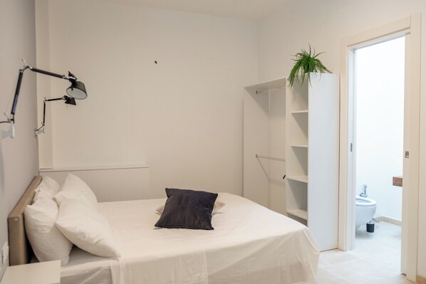 Economy Room | Desk, free WiFi