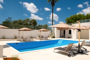 Piscine extérieure, parasols de plage, chaises longues