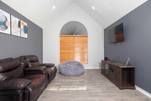 TV connectée, cheminée, livres