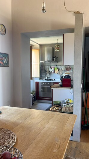 Frigorifero, microonde, forno, piano cottura