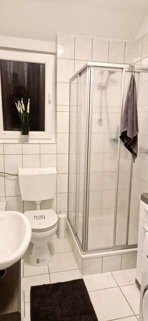 Een douche, een haardroger, handdoeken, zeep