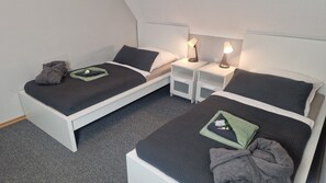 Een strijkplank/strijkijzer, wifi, beddengoed