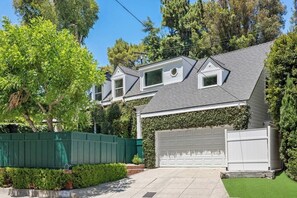 Exterior - Beverly Hills Oasis w/ Saltwater Pool & Fireplace (Beverly Hills)