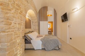 1 Schlafzimmer, Schreibtisch, Bügeleisen/Bügelbrett