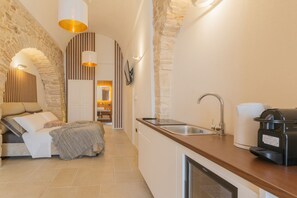 1 Schlafzimmer, Schreibtisch, Bügeleisen/Bügelbrett