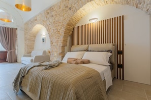 1 Schlafzimmer, Schreibtisch, Bügeleisen/Bügelbrett
