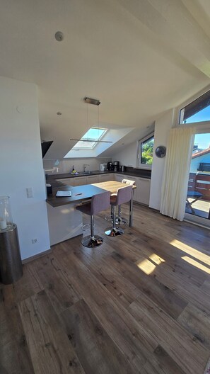 Jääkaappi, uuni, liesi, astianpesukone