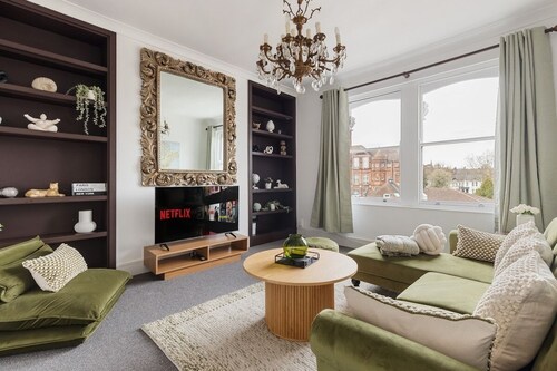 Perfect Tourist Location! Central & Sunny Terrace!