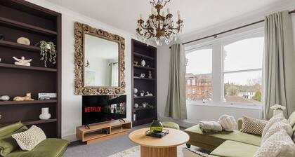 Perfect Tourist Location! Central & Sunny Terrace!