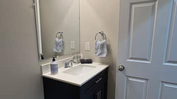 Basic House, Multiple Bedrooms, Non Smoking, Kitchen | Bathroom | Combined shower/bathtub, towels