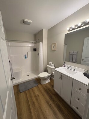 Basic House, Multiple Bedrooms, Non Smoking, Kitchen | Bathroom | Combined shower/tub, towels
