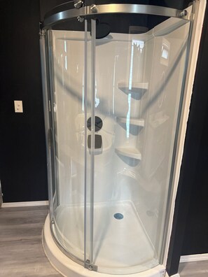Shower, jetted tub, towels, toilet paper