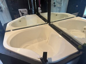Shower, jetted bath, towels, toilet paper - Your Playful Private Escape Awaits ! (Cleveland)