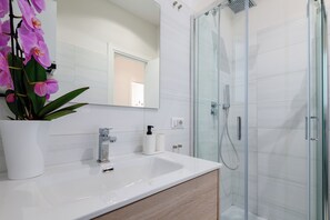 Haartrockner, Bidet, Handtücher, Seife