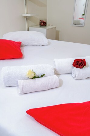 5 Schlafzimmer, Zimmersafe, Schreibtisch, Bügeleisen/Bügelbrett