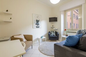 Smart-TV, DVD-Player, Bücher, Musikbibliothek