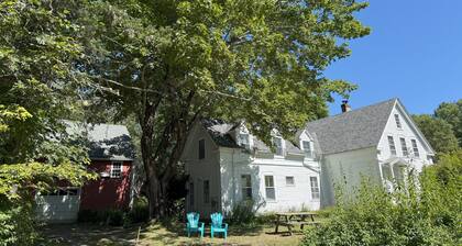 Beautiful 4-bedroom Coastal Farmhouse in South Bristol