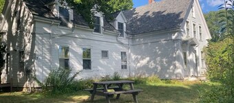 Beautiful 4-bedroom Coastal Farmhouse in South Bristol