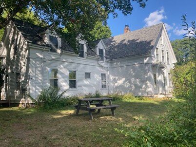Beautiful 4-bedroom Coastal Farmhouse in South Bristol