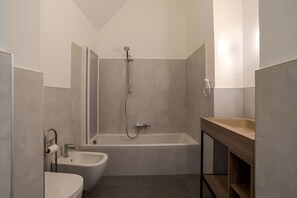 Secadora de cabello, bidet, toallas, jabón 