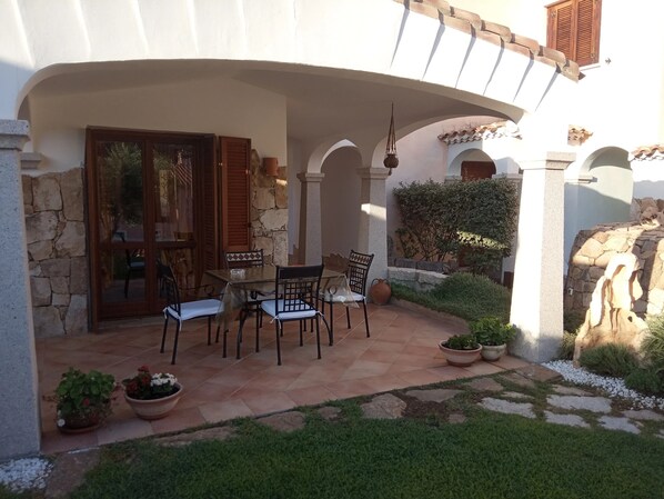 Outdoor dining - Le Rose House Holiday home for 3 people. Sardinia, Budoni, Tanaunella (Tanaunella)