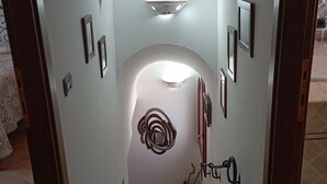 Un escalier avec un luminaire au-dessus et une main courante en bois.