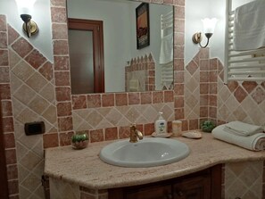 Shower, hair dryer, bidet, towels - Le Rose House Holiday home for 3 people. Sardinia, Budoni, Tanaunella (Tanaunella)