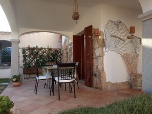 Outdoor dining - Le Rose House Holiday home for 3 people. Sardinia, Budoni, Tanaunella (Tanaunella)