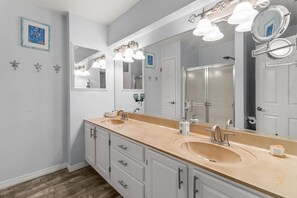 Shower, towels, soap, toilet paper - Relax & Explore: 3BR Crystal River Retreat with Dock Access to Private Canal (Crystal River)