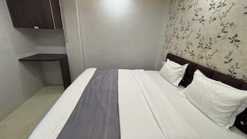 Quarto casal luxo | Escrivaninha, espaço de trabalho para notebook, Wi-Fi de cortesia