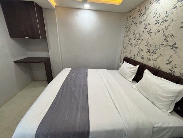 Deluxe Double Room | Desk, laptop workspace, free WiFi