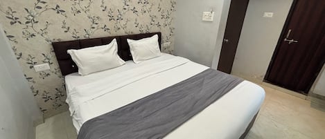 Quarto casal luxo | Escrivaninha, espaço de trabalho para notebook, Wi-Fi de cortesia