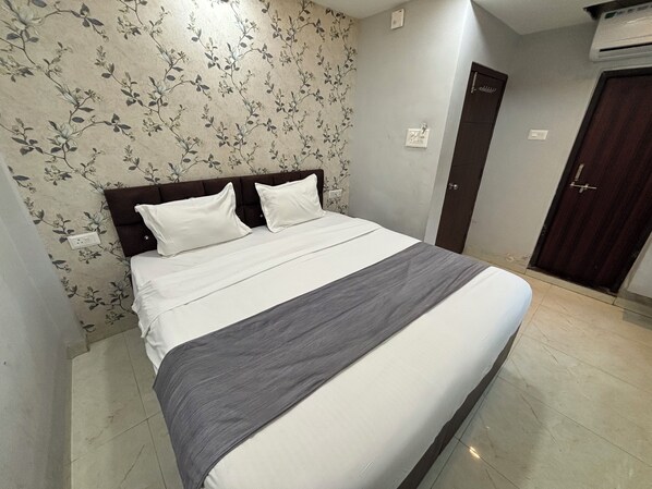 Deluxe Double Room | Desk, laptop workspace, free WiFi