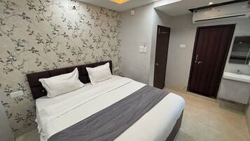 Deluxe Double Room | Desk, laptop workspace, free WiFi