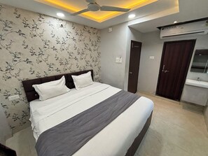 Deluxe Double Room - Hotel Fortune (Indore)
