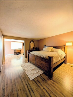 3 bedrooms, desk, free WiFi, bed sheets - Comfortable & Bright 3BR Home with Bonus Rooms & Backyard Oasis--Great Location (Tucson)