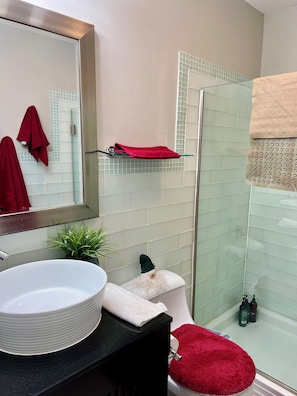 シャワー、ヘアドライヤー、タオル、石鹸