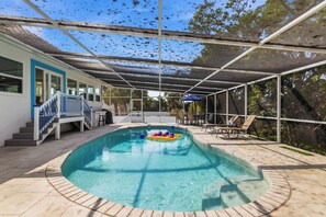 Piscina coberta com escorregador, espreguiçadeiras e área de terraço.