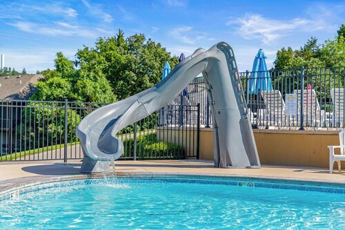 Grand Moose Lodge – Private Pool, Theater & Hot Tub Retreat