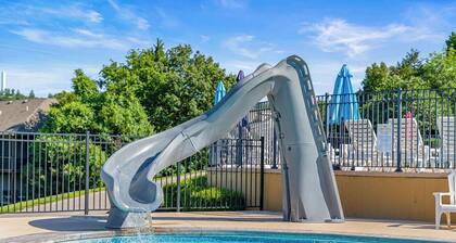 Grand Moose Lodge – Private Pool, Theater & Hot Tub Retreat